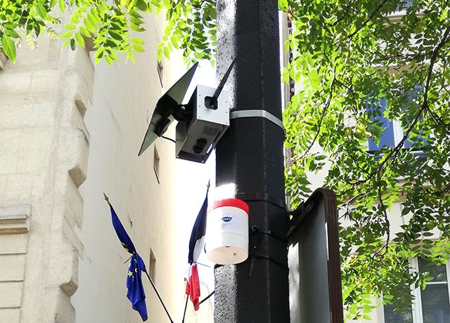 Photo d'un micro capteur aux abords d'une école