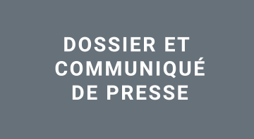 Dossier et communiqué de presse écrit en blanc sur un aplat gris