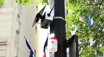 Photo d'un micro capteur aux abords d'une école